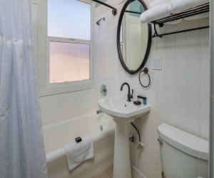 HTL 587 San Francisco - Guest Bathroom